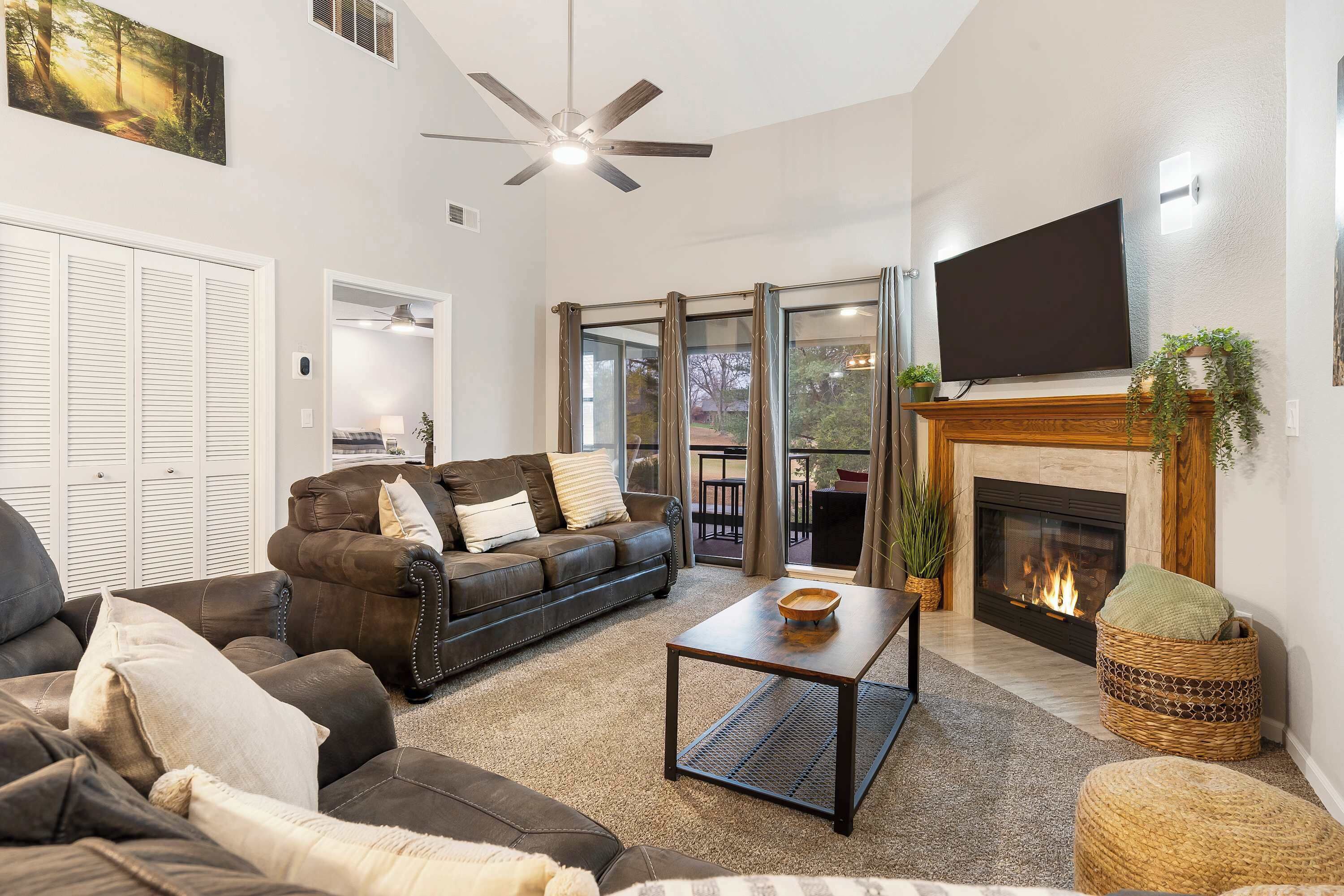 公寓式客房, 多张床, 阳台, 高尔夫景观 (Caddy Shack) | 起居区 | 42-英寸纯平电视 （配备数码频道）、壁炉