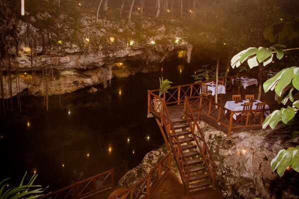 Outdoor dining - "Come and Live the dream at Vida Jungle Resort." a warm welcome awaits you here (Solidaridad)