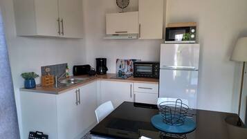 Een koelkast, een microgolfoven, een oven, een kookplaat