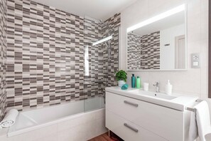 Ensemble douche/baignoire, serviettes fournies