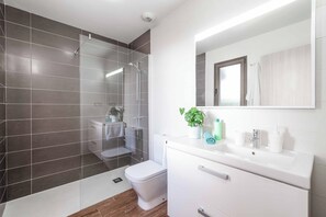 Combined shower/tub, towels
