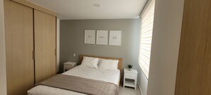 3 عدّة غرف نوم ومكواة/لوح كي وواي فاي وملاءات أسرّة