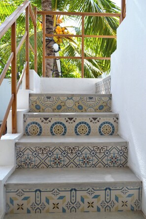 Petit déjeuner, déjeuner et dîner servis sur place