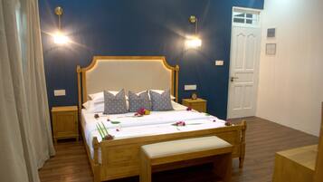 Executive Double Room, 1 King Bed, Garden View | Minibar, in-room safe, individually decorated, individually furnished
