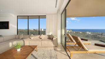 Premium appartement | Woonruimte | Een 50-inch flatscreentelevisie met digitale zenders