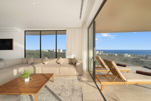 Apartamento Premium | Zona de estar | Televisión de pantalla plana de 50 pulgadas con canales digitales