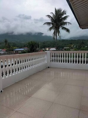 Terrace/patio - CroninResidence/family room for 5pax/breakfast (Bayan ng Oslob)