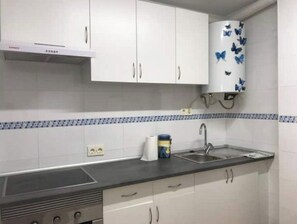 Køleskab, mikrobølgeovn, ovn, kogeplade