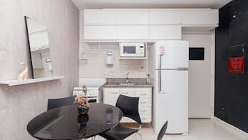 Geladeira, micro-ondas, talheres/pratos/utensílios de cozinha