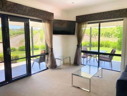 Petit Verdot Cottage - A Vineyard Retreat in Baros
