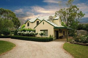 Exterior - Kraft Vintage House (Rowland Flat)