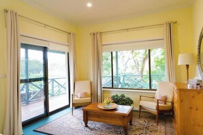 Interior - Kraft Vintage House (Rowland Flat)