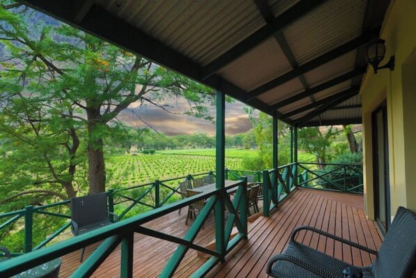 Outdoor dining - Kraft Vintage House (Rowland Flat)