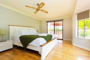 4 bedrooms - Rocky House Pergola Resort (Rowland Flat)