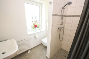 Dusche, Haartrockner, HandtĂŒcher, Toilettenpapier