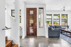 Ferienhaus, Mehrere Betten, Terrasse (Capitol Casa) | Wohnbereich | 42-Zoll-Flachbildfernseher mit Digitalempfang