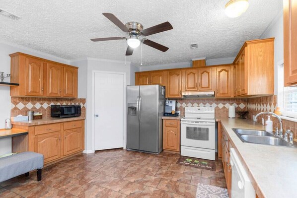 Kühlschrank, Mikrowelle, Ofen, Herdplatte