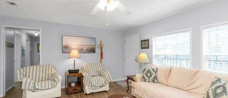 Smart-TV, Kamin, DVD-Player, Bücher