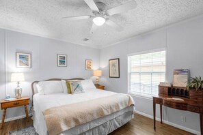 4 bedrooms, desk, iron/ironing board, free WiFi - Spacious 4BR house w/ large fenced-in Backyard, Fire-pit and BBQ Grill (Gulf Breeze)