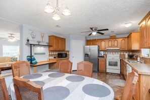 冰箱、微波炉、烤箱、炉灶