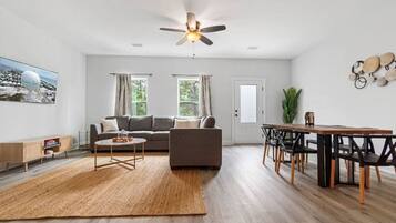 Smart TV, livros, biblioteca musical, aparelho de som