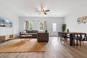 TV connectée, livres, médiathèque, chaîne hi-fi