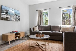 Smart-tv, bøger, musikbibliotek, stereoanlæg