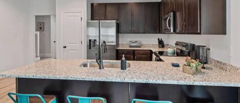 Køleskab, mikrobølgeovn, ovn, kogeplade