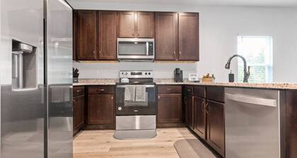 *Snowbird Rates* Pool, Paddle Boards & BBQ Grill