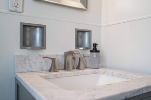 Casa, varias camas, balcón, vista al jardín | Baño | Toallas y papel de baño