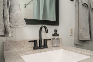 Ferienhaus, Mehrere Betten, Balkon, Gartenblick | Badezimmer | Handtücher, Toilettenpapier