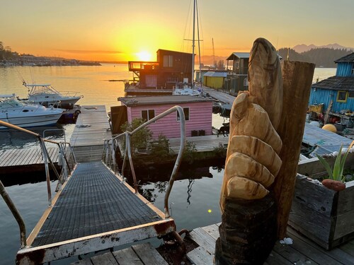 Right On The Water Just 4 Minutes Across By Our Boat From Downtown Tofino!
