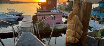 Right On The Water Just 4 Minutes Across By Our Boat From Downtown Tofino!