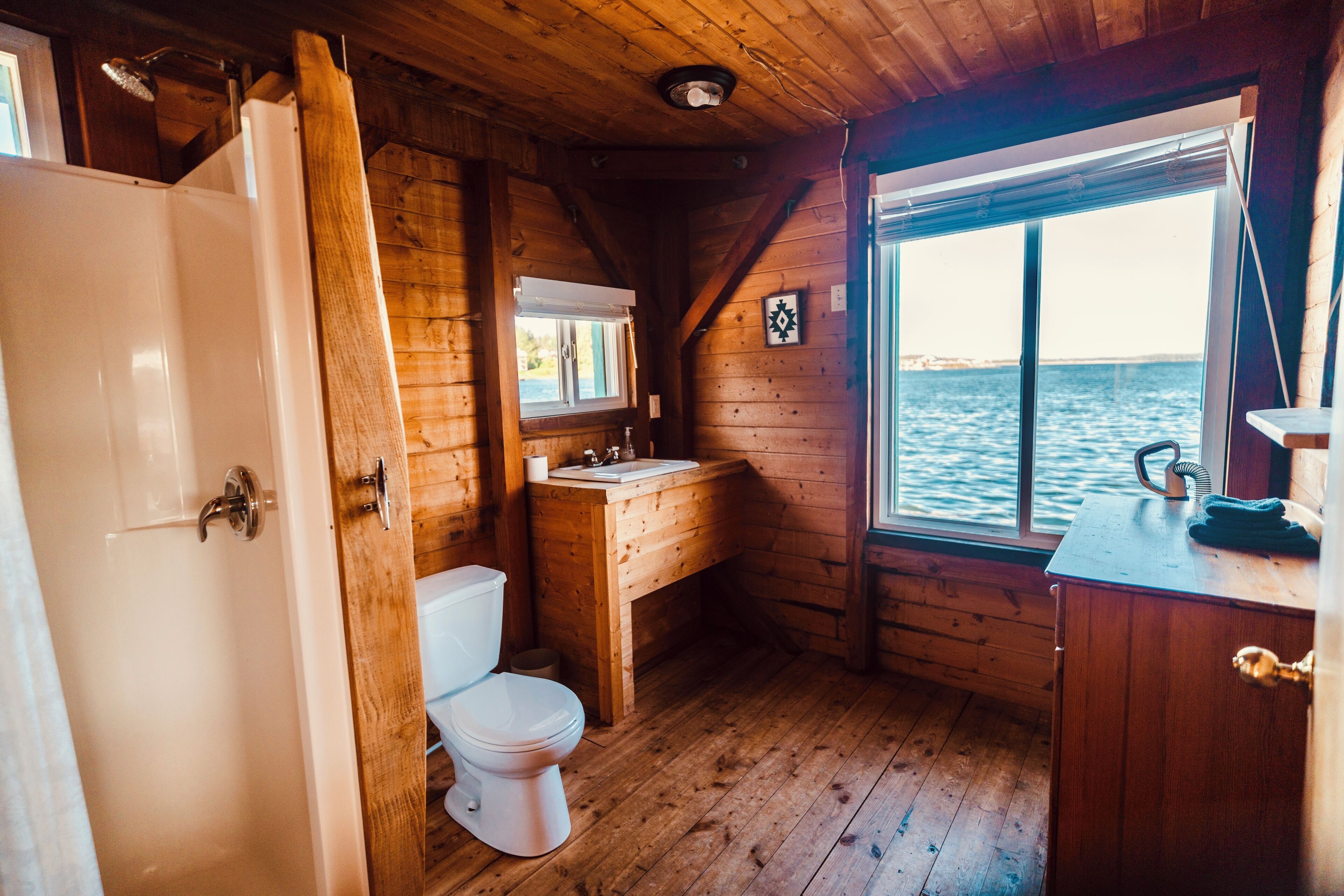 Dusj, håndklær, såpe og toalettpapir