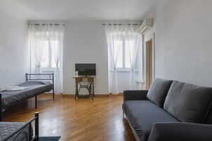 Appartamento panoramico | Area soggiorno | Smart TV 30 pollici con canali digitali, Netflix, servizi in streaming