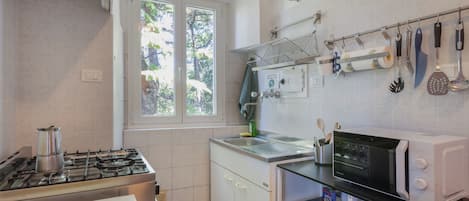 Appartement panoramique | Cuisine privée | Réfrigérateur grande capacité avec congélateur, four à micro-ondes