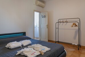 1 bedroom, down duvets, memory-foam beds, free WiFi - Vista&Capriccio 2 (Trieste)