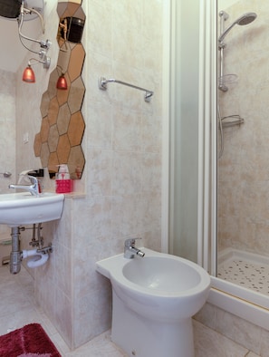 Panoramic Apartment | Bathroom | Free toiletries, hair dryer, bidet, towels - Vista&Capriccio 2 (Trieste)