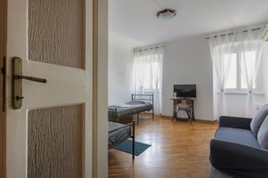 Appartamento panoramico | Soggiorno | Smart TV 30 pollici con canali digitali, Netflix, servizi in streaming