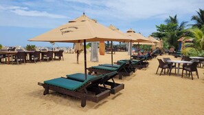 On the beach, white sand, sun loungers, beach umbrellas - Tartaruga Beach Unawatuna (Unawatuna)