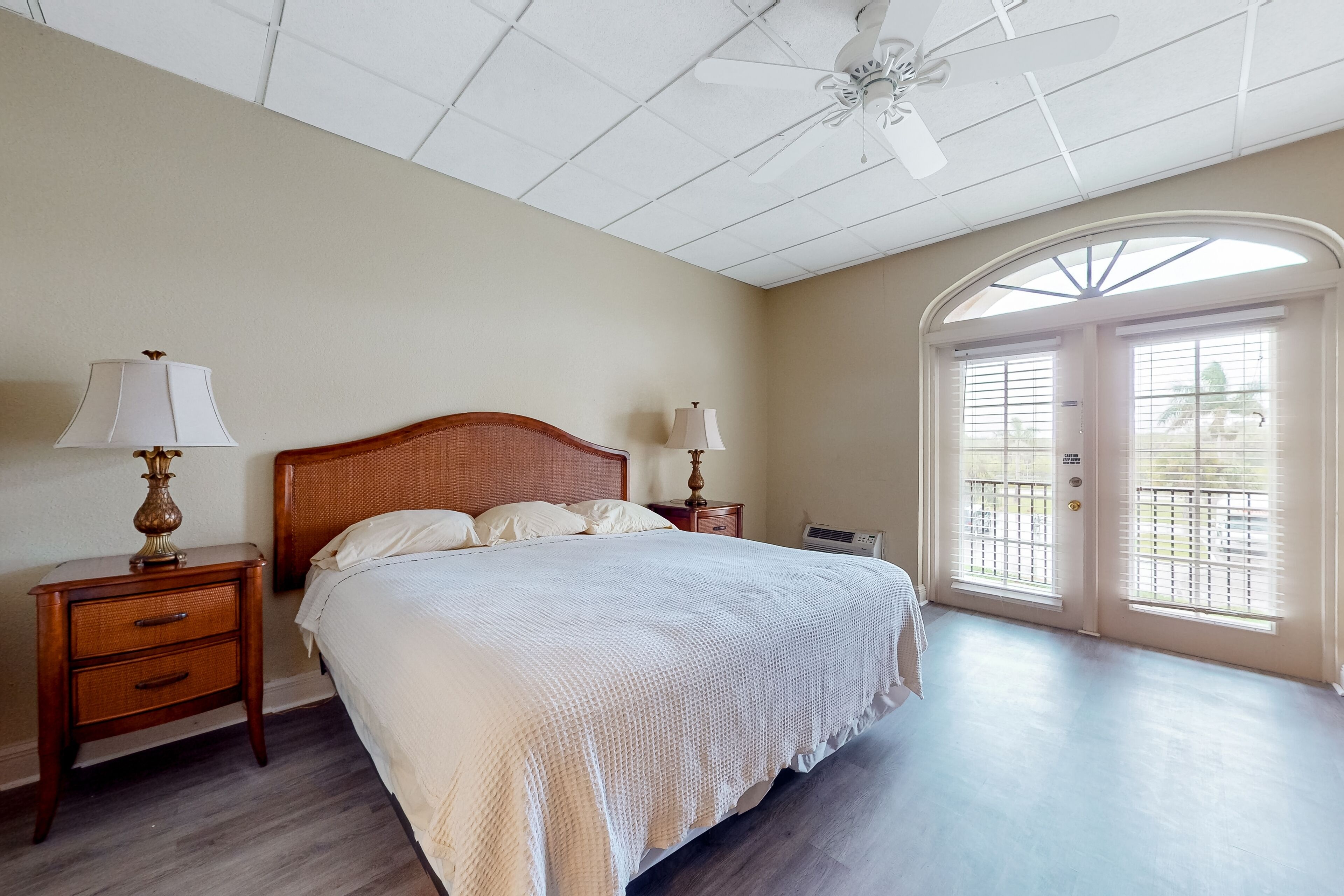 Sunny studio with heated pool, game room, tennis, restaurant, BBQ, gym, W/D, AC