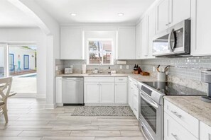 ثلاجة، ميكروويف، فرن، موقد طهي مسطح