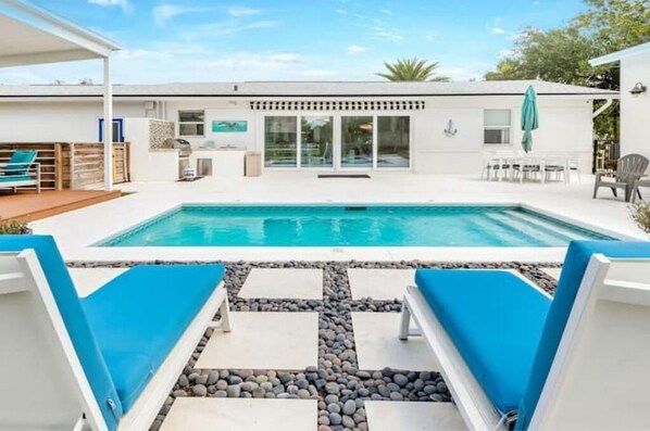 حمّام سباحة خارجي، حمّام سباحة مُدفَّأ