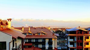 A residential area with traditional architecture, including houses with sloped roofs and balconies. - Mountain Paradise 1 - 1 Bedroom South Facing Balcony - 300mbps Wi-fi (Bansko)