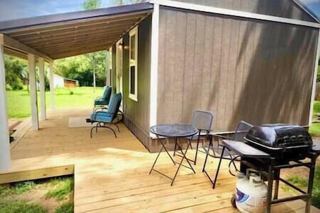Outdoor dining. Clinton Cabins #1