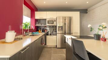 Refrigerador, microondas, horno y parrilla de estufa