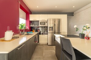 Réfrigérateur, four à micro-ondes, un four, surface de cuisson