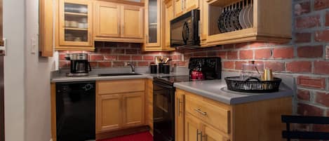 Condo, 1 Double Bed with Sofa bed, Kitchen | Private kitchen | Fridge, microwave, oven, stovetop