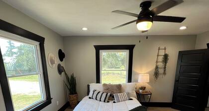 1928 Bungalow Farmhouse - 5 min from Larned