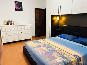 2 habitaciones, tabla de planchar con plancha y cuna de viaje 